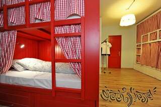 Гостиница Scotch Hostel Волгоград Кровать в общем 14-местном номере для мужчин и женщин-2