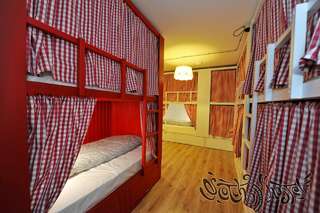 Гостиница Scotch Hostel Волгоград Кровать в общем 14-местном номере для мужчин и женщин-4